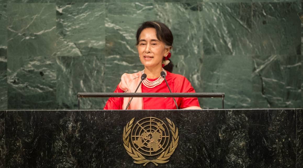 Bildet viser Aung San Suu Kyi på talerstolen i FNs generalforsamling. Hun har vært en ledende demokratiforkjemper i Myanmar i mange år, men har siden 2017 fått sterk kritikk internasjonalt for ikke å ha gjort mer for å stoppe de militære myndighetenes brutale behandling av rohingyaene. Foto: UN Photo/Cia Pak.